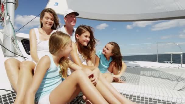 Rodina s dětmi, plavba na luxusní jachtě — Stock video