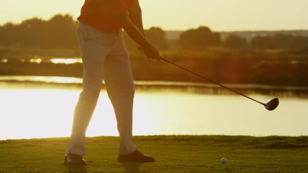 Jogador de golfe masculino jogando golfe — Vídeo de Stock