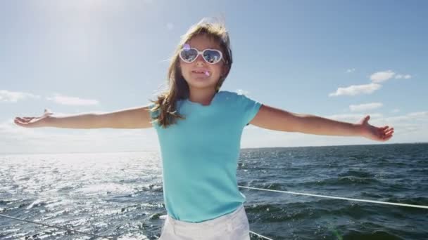 Little girl on luxury yacht in the ocean — Stock Video