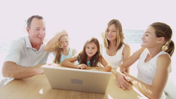 Eltern mit Kindern nutzen Laptop auf Jacht — Stockvideo