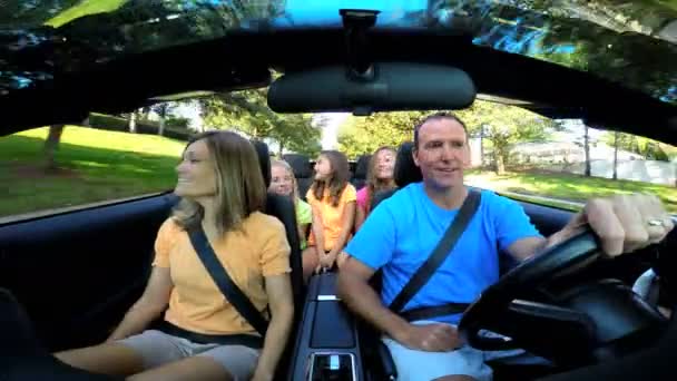 Familia de vacaciones en coche cabriolet — Vídeos de Stock