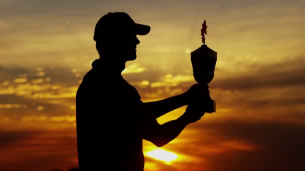 Silhouette eines Golfprofis mit Trophäe — Stockvideo