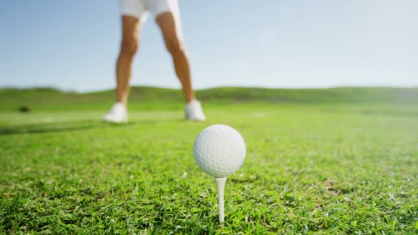 Jugador de golf femenino jugando al golf — Vídeo de stock