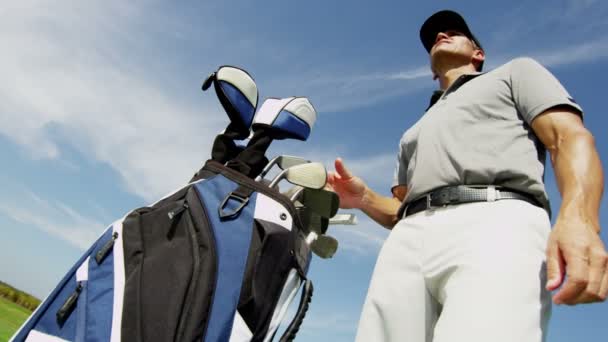 Jogador de golfe profissional durante o treinamento — Vídeo de Stock