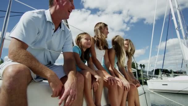 Мати і батько з дочками на яхті — стокове відео