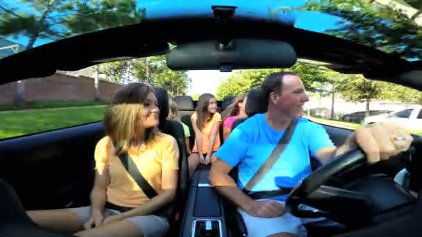 カブリオレの車でバカンスに行く家族 — ストック動画