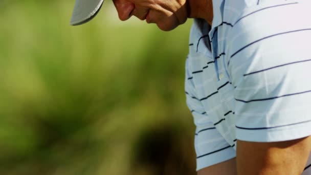 Jogador de golfe masculino jogando golfe — Vídeo de Stock