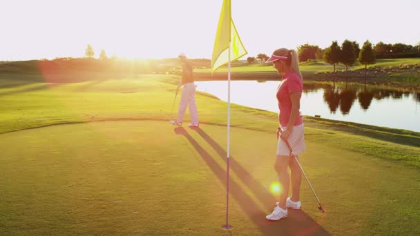 Mann und Frau spielen Golf — Stockvideo