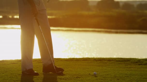 Jugador de golf masculino jugando al golf — Vídeo de stock