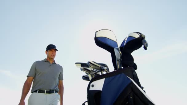 Joueur de golf professionnel pendant l'entraînement — Video