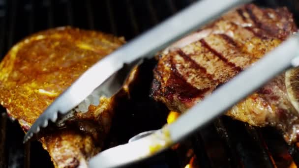 Beef steaks on grill — Stock Video