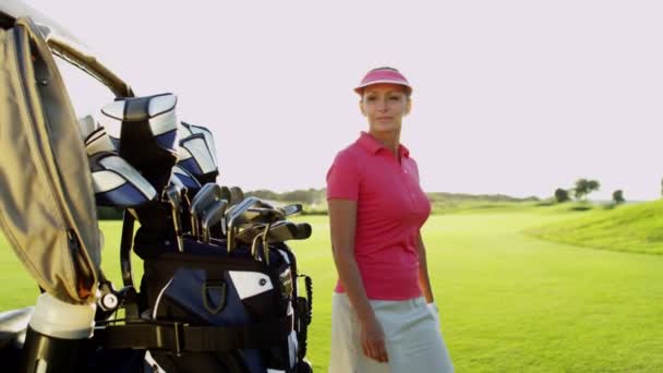 Golf player with golf clubs outdoors — Stock Video