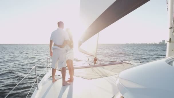 A fiatal pár a luxus yacht vitorlás — Stock videók