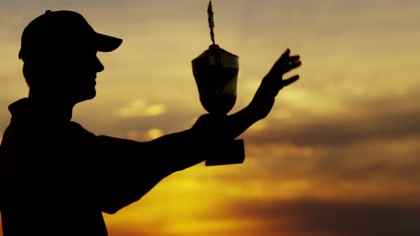 Silhueta de jogador de golfe profissional com troféu — Vídeo de Stock