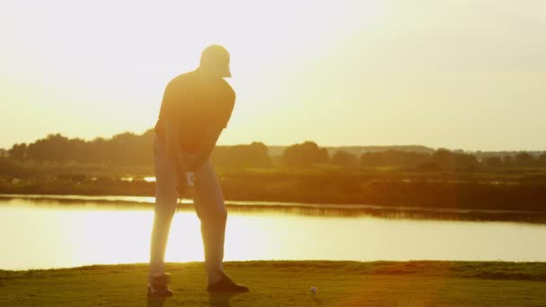 Giocatore di golf maschile giocare a golf — Video Stock