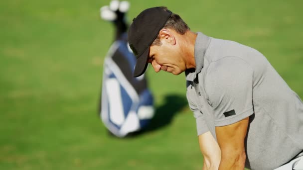 Joueur de golf professionnel pendant l'entraînement — Video