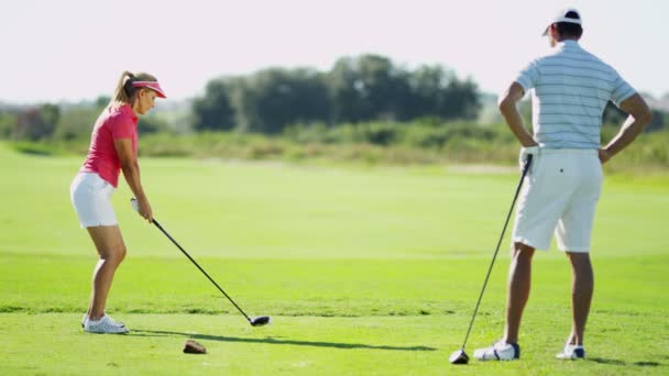 Homme et femme jouant au golf — Video