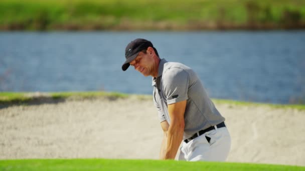 Joueur de golf professionnel pendant l'entraînement — Video