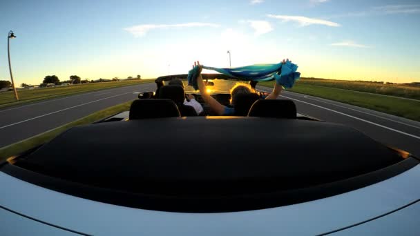 Couple conduisant en voiture cabriolet de luxe — Video