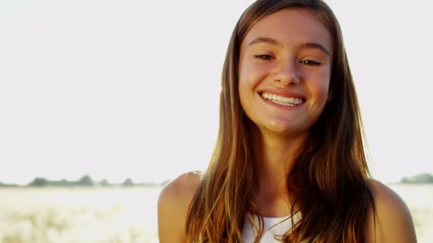 Leende ung flicka utomhus i äng — Stockvideo