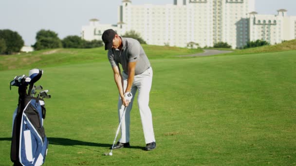 Joueur de golf professionnel pendant l'entraînement — Video