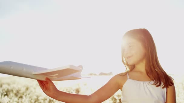 Ung flicka som leker med leksak flygplan — Stockvideo