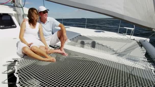 Junges Paar segelt auf Luxusjacht — Stockvideo