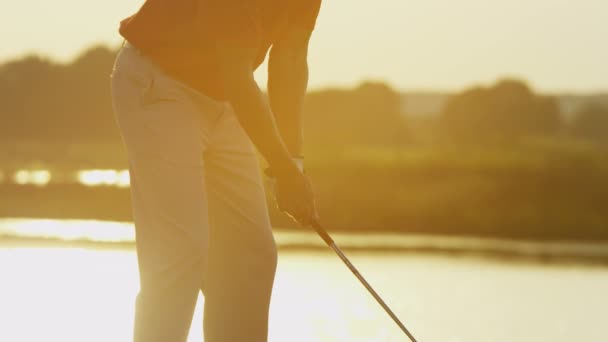 Mężczyzna golf gracz gry w golfa — Wideo stockowe