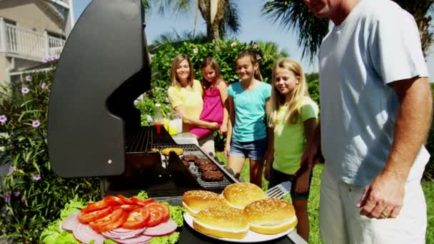 Rodziców z córkami grillowanie grill mięsa — Wideo stockowe