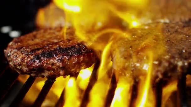 Fresh minced beef burgers on grill — Stock Video