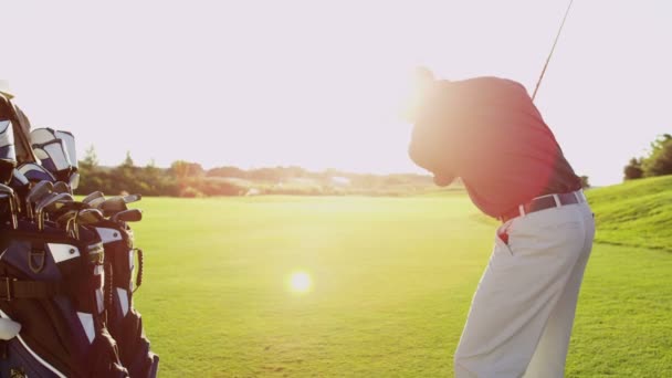 Jugador de golf con palos de golf al aire libre — Vídeo de stock