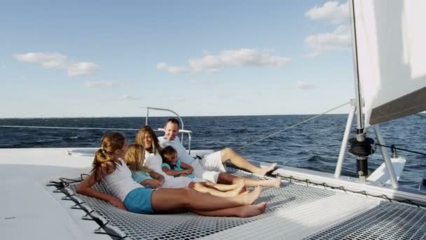 Famille avec enfants naviguant sur yacht de luxe — Video