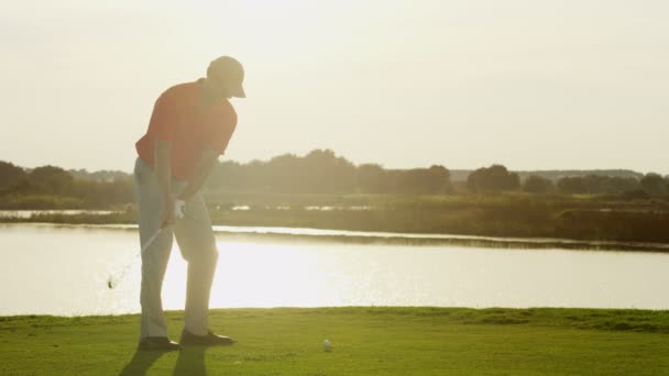 Jogador de golfe masculino jogando golfe — Vídeo de Stock