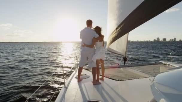 Młoda para żeglarstwa na luksusowy jacht — Wideo stockowe