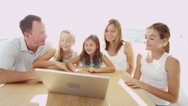 Genitori con bambini che utilizzano laptop su yacht — Video Stock