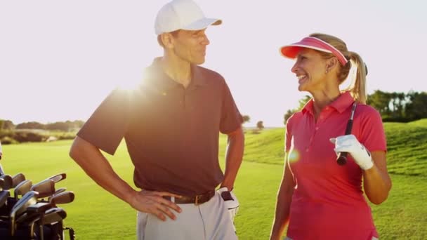 Jugadores de golf masculinos y femeninos en el campo de golf — Vídeos de Stock