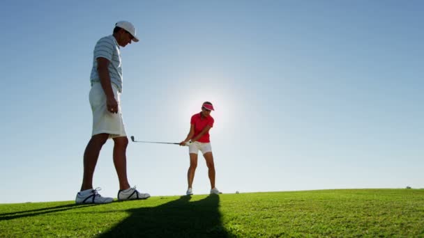 Homme et femme jouant au golf — Video