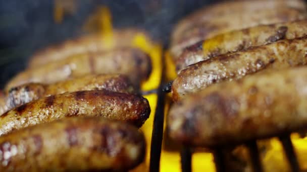 Grillezett húsok, kolbászfélék — Stock videók
