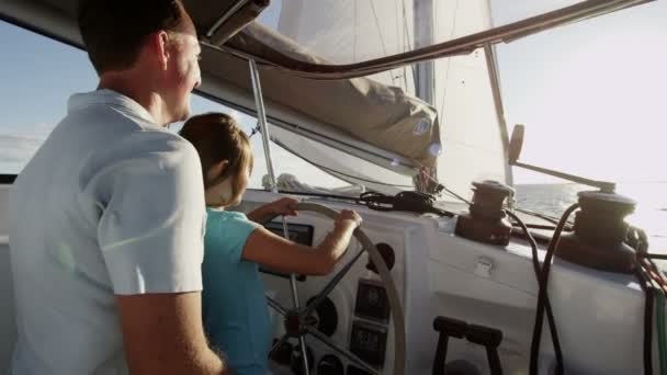 Dotter och far segling på lyxyacht — Stockvideo