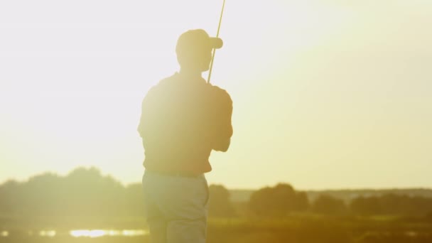 Jogador de golfe masculino jogando golfe — Vídeo de Stock