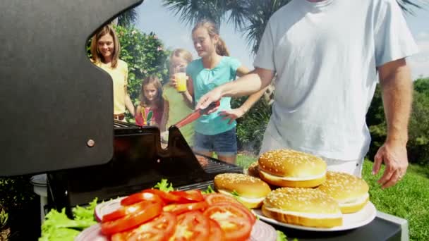 Rodziców z córkami grillowanie grill mięsa — Wideo stockowe