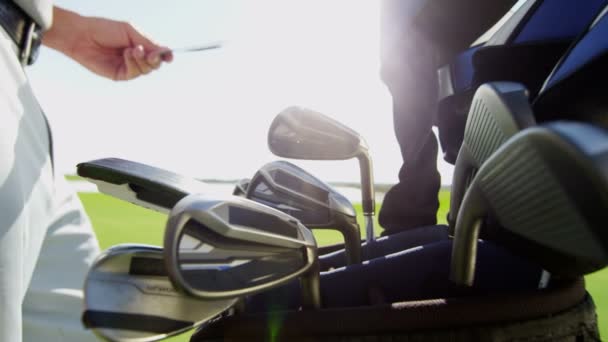 Joueur de golf professionnel pendant l'entraînement — Video