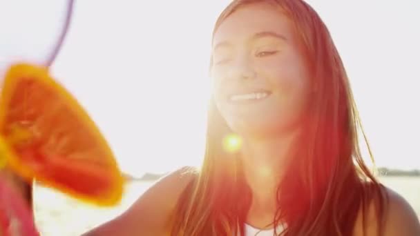 Chica jugando con colorido molino de viento juguete — Vídeo de stock