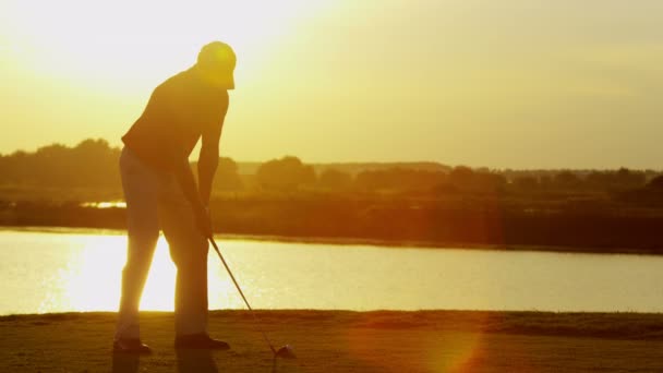 Jugador de golf masculino jugando al golf — Vídeos de Stock