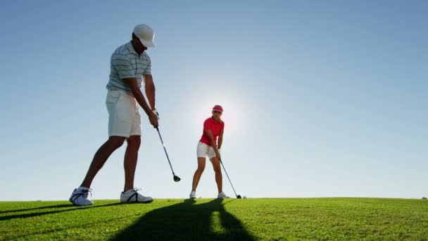 Man and woman playing golf — Stock Video