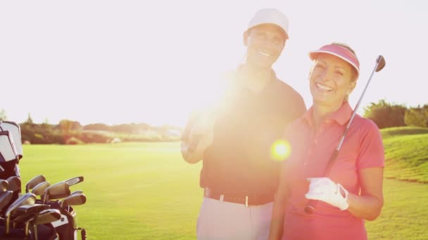 Graczy płci męskiej i żeńskiej golfa na polu golfowym — Wideo stockowe