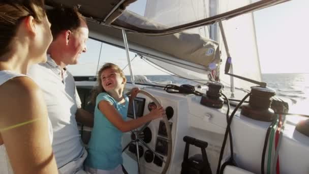 Família com filha velejando em iate de luxo — Vídeo de Stock