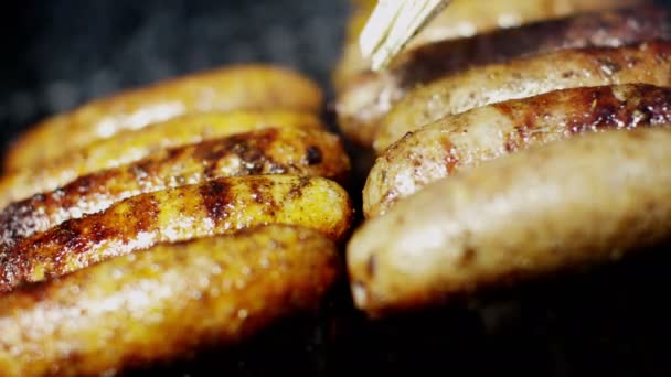 Fleischwurst vom Grill — Stockvideo