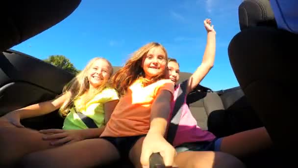 Familie op vakantie in cabriolet auto — Stockvideo