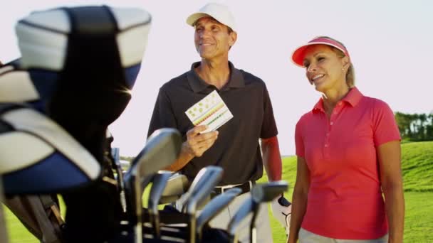 Jugadores de golf masculinos y femeninos en el campo de golf — Vídeo de stock